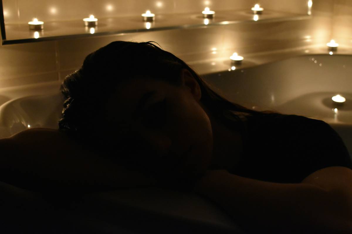 Infographic showing ideal oil bath soaking time: 15-20 minutes for hydration, 20-30 minutes for muscle relief, over 30 minutes risks skin maceration